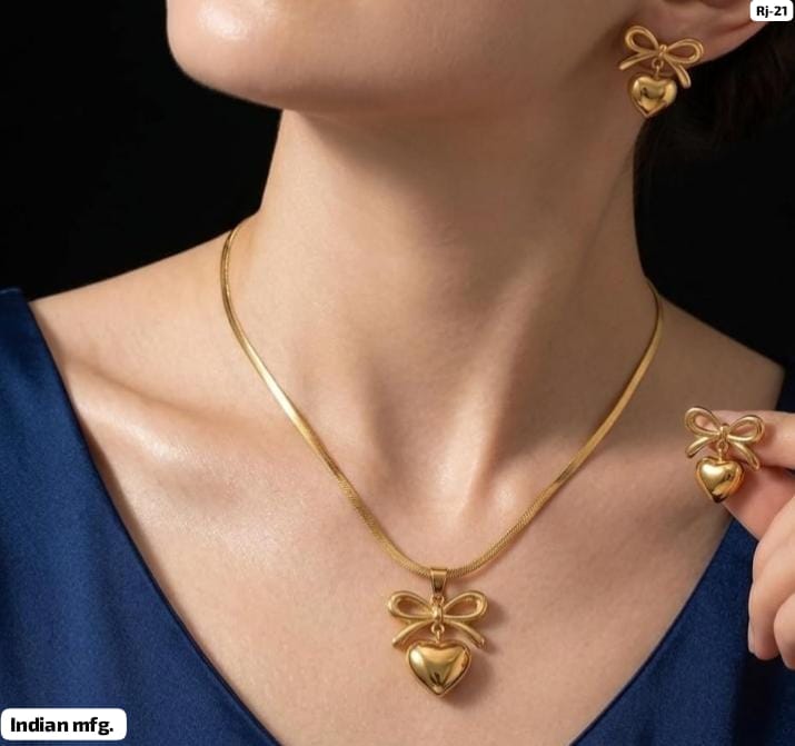 Gold-Tone Heart Pendant Jewellery Set - View 1